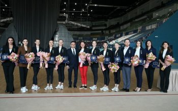 Mədət Quliyev gimnastlarla bir arada - FOTO